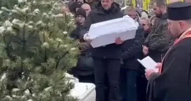 Тато колише труну із тілом своєї дитини: у Тернополі прощаються із загиблою жінкою та її дітьми