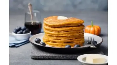 Готовим тыквенные соленые и сладкие оладьи за 15 минут: рецепты для завтрака