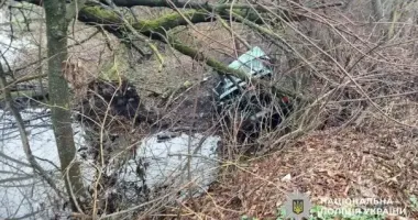На Полтавщине легковушка врезалась в дерево в кювете: погиб 22-летний парень