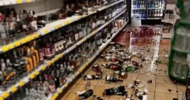 Сбрасывал бутылки с полок: в Киеве пьяный мужчина устроил погром в супермаркете