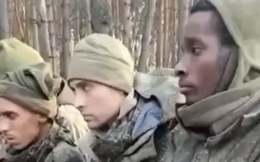 Fighters capture three Russians and African mercenary from Russian army: " F#cking morons! I’m supposed to be home, but because of you b#stards I’m here!". VIDEO
