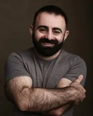 Арам Арзуманян упал в оркестровую яму во время спектакля: 40-летнего актера доставили в больницу