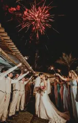 Невеста заметила незнакомку на свадебных фото: правда шокировала