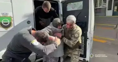 Эвакуация в Донецкой области: полицейские вывезли 92-летнюю женщину и ее семью из Константиновки