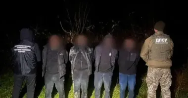 Пограничники задержали троих нарушителей, проводник планировал заработать $1000 с каждого