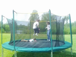 Весело, но опасно: врач рассказал, чем угрожают детям прыжки на батуте