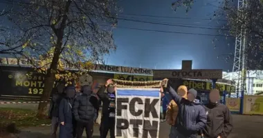 Европу охватили антипутинские акции: от мостов до футбольных трибун