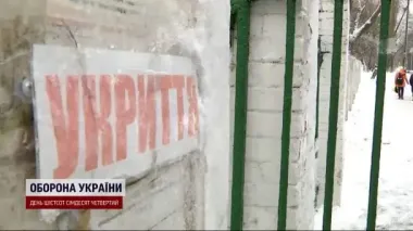 Во время атаки на Киев женщину с ребенком не пустили в укрытие (видео)