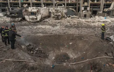 На місці з'явилася величезна вирва: фото наслідків атаки у Святошинському районі Києва