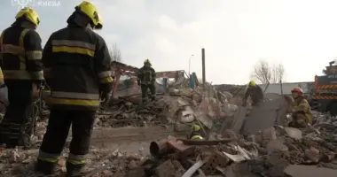 Нічна атака РФ на Київ: рятувальники розбирають завали в Дніпровському та Деснянському районах