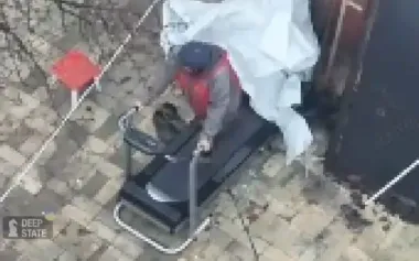 Resident of Pokrovsk trains on treadmill despite fighting and shelling. VIDEO