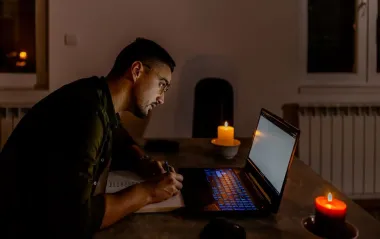 Аварійні та погодинні відключення по всій Україні: як вимикатимуть світло 26 листопада