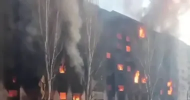 В Константиновке после российского обстрела загорелся многоэтажный дом