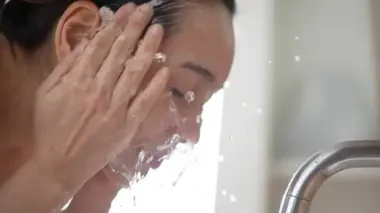 Що не можна змішувати у догляді: гід по найнебезпечніших косметичних дуетах для обличчя