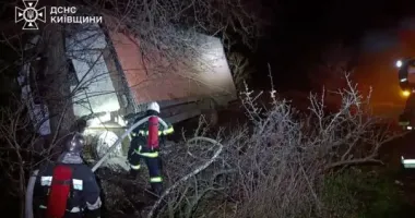 В Киевской области фура съехала в кювет и загорелась