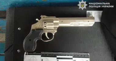 У Києві чоловік відібрав гроші в дівчини, погрожуючи іграшковим пістолетом