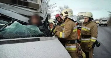 На Николаевщине столкнулись грузовик и микроавтобус: одного из водителей деблокировали спасатели