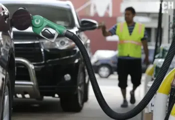 Голый мужчина устроил "стриптиз" на АЗС и сделал неожиданное предложение оператору