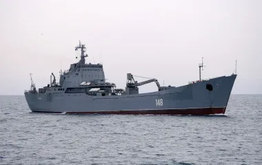 Россияне "тасуют" корабли между причалами в Севастополе: боятся украинских ударов