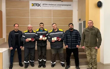 Три енергетика ДТЕК отримали відзнаки від КМВА за ремонти після обстрілів