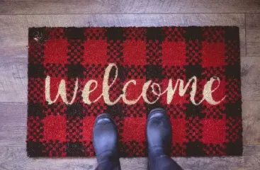 Що покласти під килимок перед входом у дім, щоб підлога завжди була сухою: корисний трюк