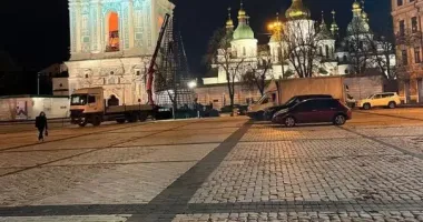 На Софійській площі в Києві почали встановлювати головну ялинку країни