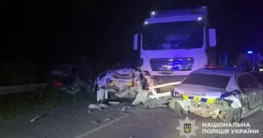В Хмельницкой области грузовик протаранил полицейские авто: виновника ДТП будут судить