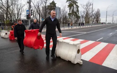Завершен ремонт аварийного участка путепровода возле метро "Дарница", - Кличко