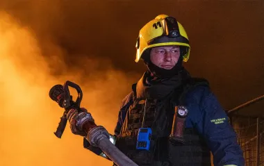 У Києві пожежа у багатоповерхівці через падіння уламків