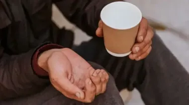 Бездомный выдавал себя за богача: как он "нанимал" женщин и жил за их счет