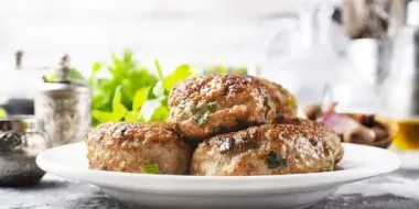 Прекратите портить котлеты: три ошибки в приготовлении делают их дубовыми