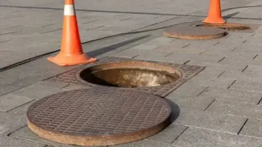 Навчання у Калуші: начальник інспекції провалився у відкритий люк