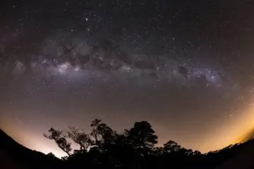 НЛО следили за ядерными испытаниями: ученые сенсационно объяснили странные вспышки на фото звездного неба