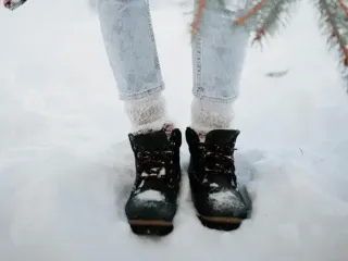 Ноги не змерзнуть навіть за -20°C: простий лайфгак для тепла у зимовому взутті — покладіть це під устілку