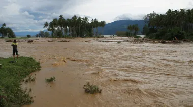 Наводнения и оползни в Индонезии унесли жизни более 300 человек, сотни пропали без вести