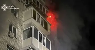 В результате российской атаки на Киевщине разрушена многоэтажка, есть жертва и пострадавшие