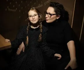 Елена Мозговая показала, как с подросшей 10-летней дочкой от Аксельрода готовится к новогодним праздникам