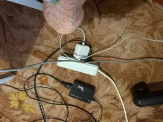 Чому небезпечно залишати зарядку в розетці: експерти попереджають українців