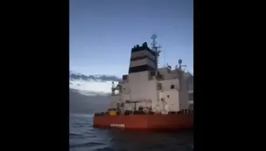 Біля берегів Африки почав тонути танкер, який заходив у російські порти: відео