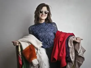 Двенадцать вещей в вашем гардеробе, от которых стилисты советуют срочно избавиться — они добавляют вам 10 лет