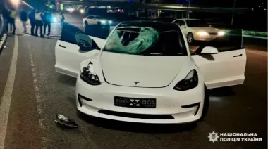 Пьяный водитель "Tesla" сбил насмерть малолетнюю девушку на переходе в Киеве