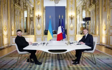 Зеленский обсудил с Макроном признание украинских водительских прав во Франции