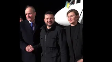 Zelenskyy and First Lady arrive in Dublin, welcomed by Irish PM – video
