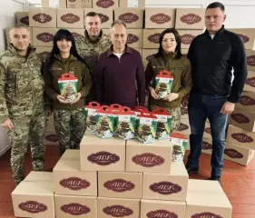 "Святий Миколай — дітям українських Героїв": Томенко передає 1300 подарунків, компенсованих ЄСПЛ