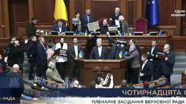 "Евросолидарность" заблокировала трибуну Рады: хочет отставки правительства и встречи с Зеленским