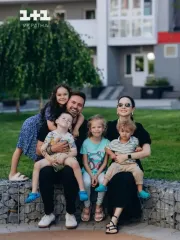 Мирошниченко восхитили видео, как сразу с четырьмя детьми украшали дома новогоднюю елку