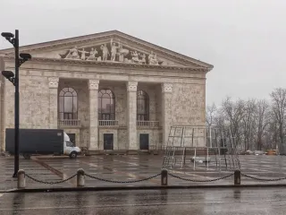 In occupied Mariupol, a New Year tree is being installed at the site of the death of hundreds of people