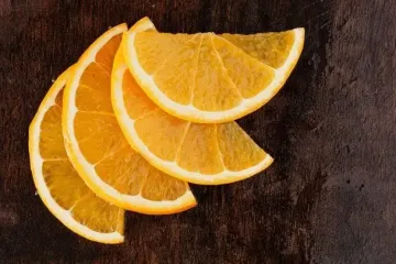 Зачем зимой вешают апельсиновую шкурку на дерево: совет, о котором знают только опытные дачники