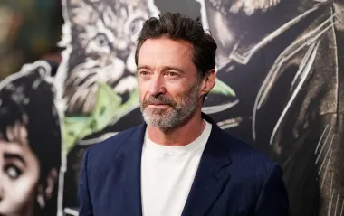 Після гучного розлучення: Г'ю Джекман зачарував ніжністю з новою коханою (відео)