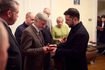 Зеленский в Дублине вручил награды семьям ирландских военных, погибших за Украину (фото)